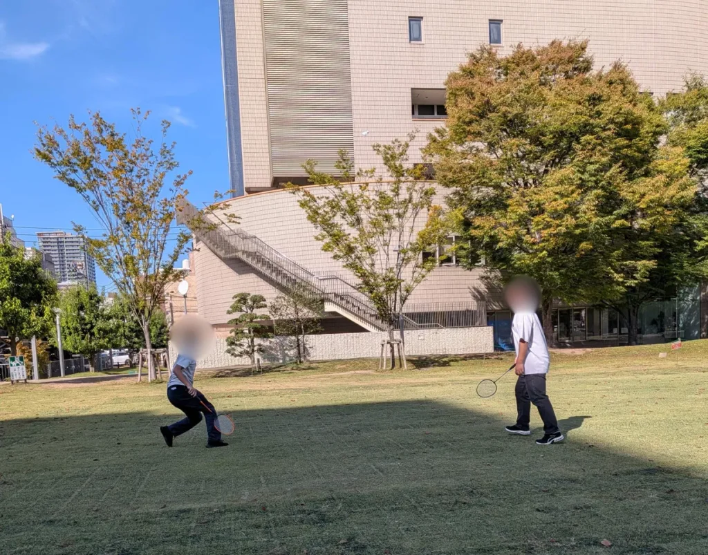 秋晴れの空の下で、ラケットを振る