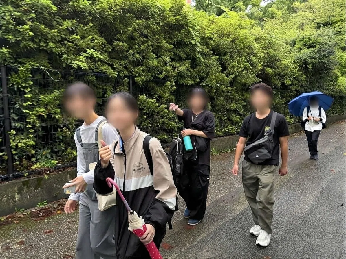 現地へ歩いて向かう様子