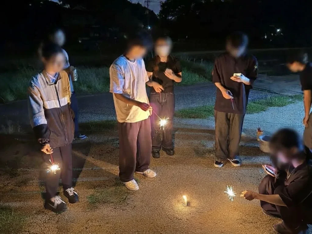 楽しそうに花火をする生徒たち