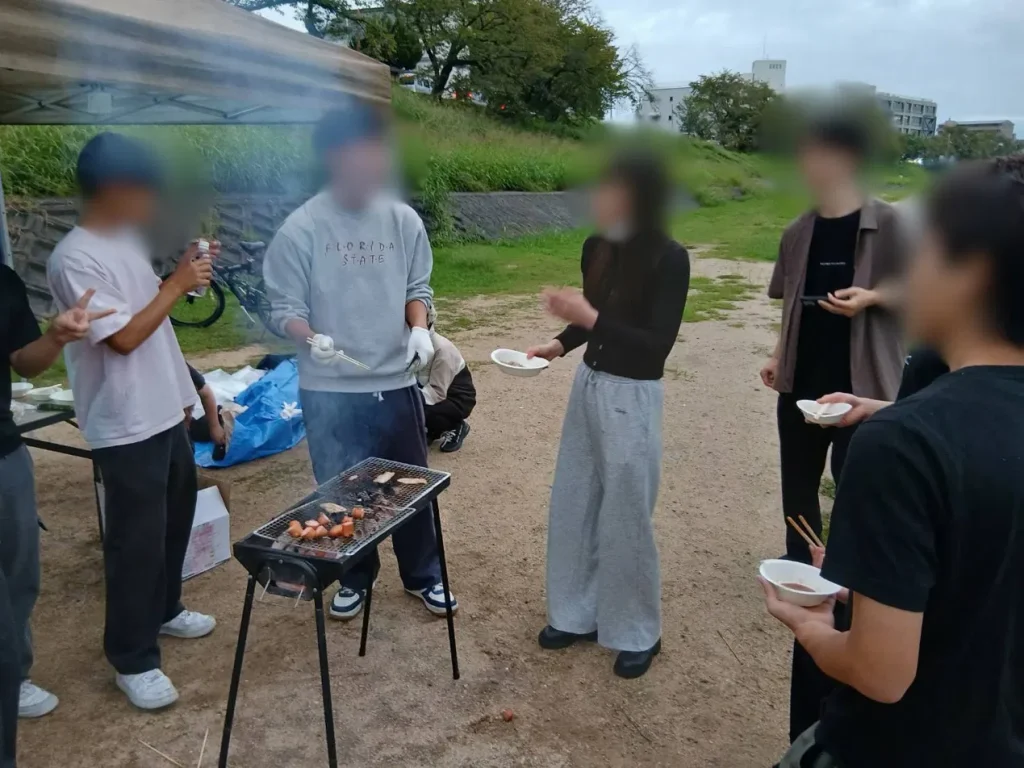 Prima国際高等学院 岡山駅前校のバーベキューイベントで肉を焼く様子